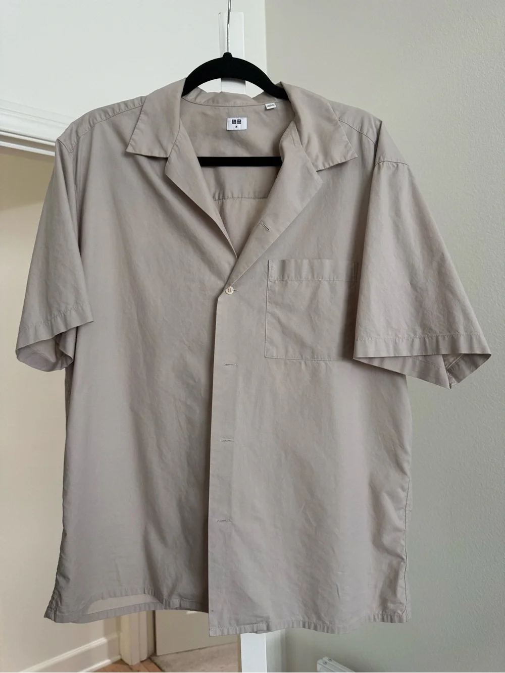Uniqlo Men's Short Sleeve Open Collar Shirt in Beige Size M